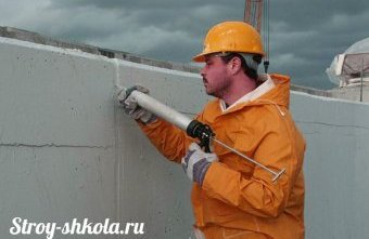 Большие зазоры между плитами заливают герметиком или запенивают