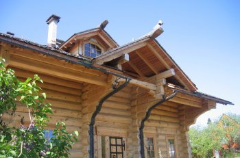 Если дом срублен из толстых бревен, то это тот редкий случай, когда его можно дополнительно  не утеплять