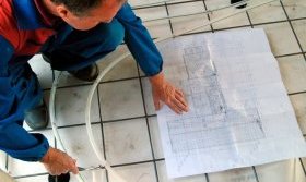 Укладка петель трубопровода выполняется строго по проекту
Фото:Uponor