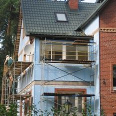 Утепление выполняется пенополистирольными плитами с последующей облицовкой фактурной штукатуркой